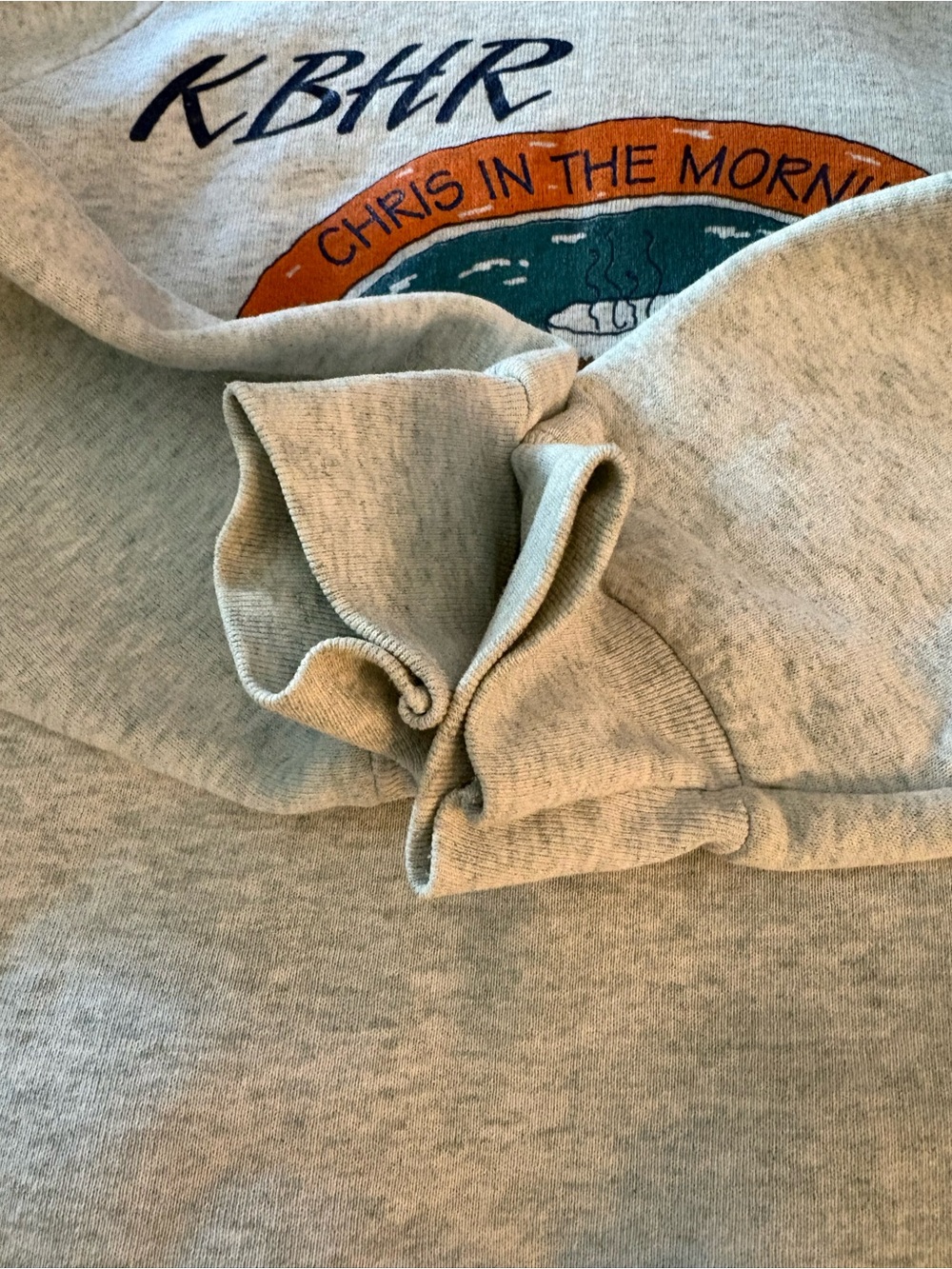 'Chris in the Morning' Light Gray Crewneck Sweatshirt 90s TV Northern Exposure - Picture 6 of 14